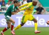 Jayden Adams (der.), con Sudáfrica, en el partido contra México, en el Mundial 2026.