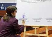 Mercedes Caicedo, presidenta del Consejo de la Judicatura, en la firma del convenio.