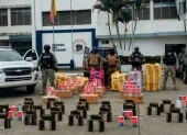 Los militares mostraron los objetos decomisados en el sector de La Bahía, en el centro de Guayaquil.