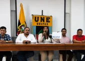 Gabriela Menéndez, presidenta de la UNE Guayas, durante la rueda de prensa en la que denunció el incremento de amenazas y extorsiones contra docentes.