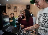 El concepto alcanzó notoriedad internacional en 2020 gracias a iniciativas como The Coffee Party, creada en Toronto por cinco amigos que buscaban una alternativa a la vida nocturna tradicional.