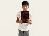 Dilan Chacha, el niño ecuatoriano de 11 años, posa con uno de los libros que escribió.