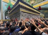 Peregrinos visitan el santuario del Imán Reza tras el funeral del líder iraní Ali Jamenei, en Mashhad.