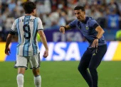 Lionel Scaloni (der.) le da instrucciones al delantero Julián Álvarez, de Argentina, en el partido contra Suiza por el Mundial 2026.
