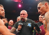 Conor McGregor (izq.) en su pelea del 11 de julio, en la UFC.