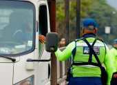 En una semana, dos agentes de tránsito fueron denunciados en Guayaquil por pedirle coimas a motorizados.