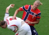 El rubio Erling Haaland, de Noruega, disputa un balón en el partido contra Inglaterra, en el Mundial 2026.