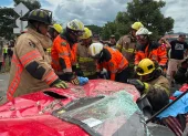 Los bomberos trabajaron en el rescate de las víctimas del siniestro de tránsito registrado en vía a la costa.