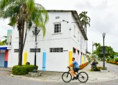 En el barrio Centenario, al sur de Guayaquil, se transita entre adoquines y faroles.