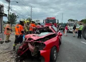 El automóvil quedó destruido tras el impacto y los bomberos debieron rescatar a las víctimas de entre la carrocería.