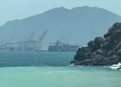 Un barco navega cerca del estrecho de Ormuz, frente a la costa oriental de los Emiratos Árabes Unidos.