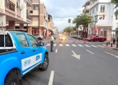 Agentes de tránsito han restringido la circulación por áreas cercanas al edificio Multicomercio, en el centro de Guayaquil, la mañana de este lunes 13 de julio