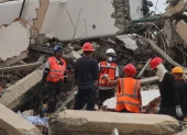 Rescatistas trabajan entre los escombros de viviendas colapsadas en Venezuela, donde el terremoto expuso fallas estructurales en edificaciones levantadas durante el chavismo.