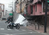 El colapso de parte del cerramiento obligó a restringir temporalmente el tránsito en la calle Eloy Alfaro, junto al edificio Multicomercio.