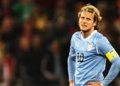 Diego Forlán durante un partido con la selección de Uruguay, equipo con el que disputó tres Copas del Mundo y conquistó la Copa América 2011.