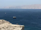 Barcos navegan por el estrecho de Ormuz.