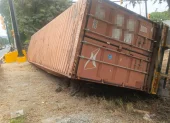El vehículo pesado permaneció volcado sobre el parterre central del kilómetro 14,5 de la vía a la costa.
