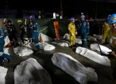 Los equipos de rescate recuperan los cuerpos de las víctimas del incendio ocurrido en un pub en Bangkok.