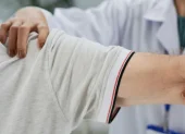 El término sarcoma se refiere a la variedades de cáncer que se originan en los huesos y tejidos blandos.