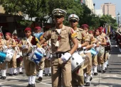 Por las fiestas de Guayaquil se realizan pregones estudiantiles en vías como 9 de Octubre, en el centro.