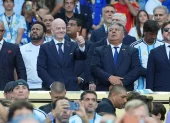 El presidente de la FIFA, Gianni Infantino, saluda previo a un partido de los dieciseisavos de final del Mundial de la FIFA 2026.