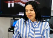 Karla Saud exhibió sus pasaportes de Ecuador y Estados Unidos en un video para desmentir al ministro del Interior, John Reimberg, tras recuperar su libertad en España.