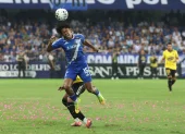 Luis Fragozo, atacante de Emelec, en disputa de la pelota en el Clásico del Astillero.