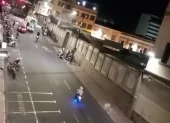 Las carreras clandestinas de motocicletas reaparecieron en el Centro Histórico de Quito, donde moradores exigen controles permanentes y sanciones para los responsables.