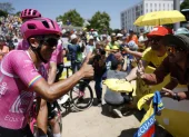 El ecuatoriano Richard Carapaz, del EF Education-EasyPost, saluda antes del inicio de la segunda etapa del Tour de Francia.