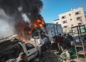 Palestinos extinguen el incendio de un camión tras un ataque aéreo israelí en el sur de la ciudad de Gaza, en una imagen del 12 de julio de 2026.