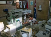 Un especialista en equipos trabaja en el taller electromédico provincial de La Habana el 1 de julio de 2026.