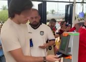 Captura del video compartido por Danilo Carrera en el momento en el que su hermano Felipe ingresa al estadio y se aprecia a Xavier Jordán detrás.