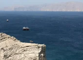 Barcos en el Estrecho de Ormuz, escenario de nuevos ataques tras los bombardeos de EE. UU. y la respuesta militar iraní
