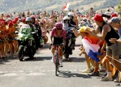 Richard Carapaz en la etapa 10 del Tour de Francia 2026, en su llegada al Le Lorian como el más combativo del recorrido.