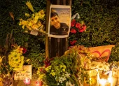 Los dolientes encienden velas y dejan flores en el lugar donde agentes federales dispararon y mataron a un hombre, en Biddeford, Maine, EE. UU., el 13 de julio de 2026.