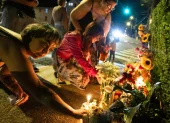 Vigilia con velas y flores en memoria de Joan Sebastián Durán Guerrero, tras el operativo de ICE en Maine.