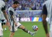 Jugadores de Argentina realizan trabajos de campo en la previa del duelo ante Inglaterra en Atlanta.