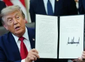 El presidente de los Estados Unidos, Donald J. Trump, firma una orden ejecutiva relativa a terrenos en Utah en Washington, DC, EE. UU., el 13 de julio de 2026.