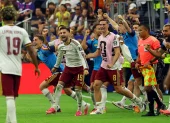 Jugadores de España celebran el triunfo ante Francia en la semifinal del Mundial 2026.