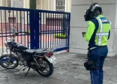Referencial. La ATM reforzará los controles contra motociclistas que circulen sobre aceras en Guayaquil.