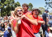 Hinchas españoles festejan la clasificación de su selección a la final del Mundial 2026.