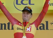 El ciclista noruego Soren Wærenskjold, del Uno-X Mobility, celebra en el podio tras ganar la etapa 11 del Tour de Francia.