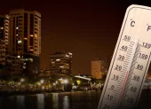 La presencia de viento, la disminución de la humedad y el despeje del cielo durante la noche contribuyen a que el ambiente se sienta más fresco en Guayaquil.