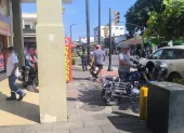 Los motociclistas que infringieron la normativa debieron retirar las motocicletas de la acera porque impiden la movilidad peatonal.