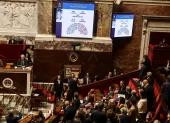 Pantallas muestran los resultados de la votación sobre un proyecto de ley relativo al derecho a la muerte asistida en la Asamblea Nacional de París, Francia, este miércoles.