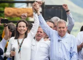Fotografía de archivo del 30 de julio de 2024 de la líder opositora María Corina Machado junto al candidato presidencial Edmundo González Urrutia.