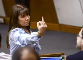 Se captó a la senadora paraguaya Celeste Amarilla, al hacer con su mano derecha un gesto grosero.
