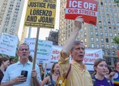 Personas participan en la protesta "ICE Out: Justicia para Lorenzo y Joan" en Foley Square, Nueva York, EE. UU., el 14 de julio de 2026.