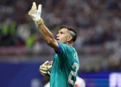 El Dibu Martínez festejó con la hinchada en la victoria de Argentina ante Inglaterra en la semifinal del Mundial 2026.