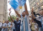 Aficionados celebran el triunfo de Argentina ante Inglaterra en las semifinales del Mundial, en la Quinta Avenida de Manhattan, en Nueva York.